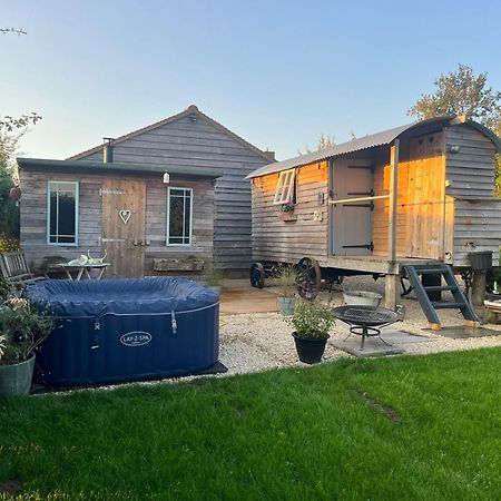 The Hen House Shepherds Hut With Hot Tub Chittoe Dış mekan fotoğraf