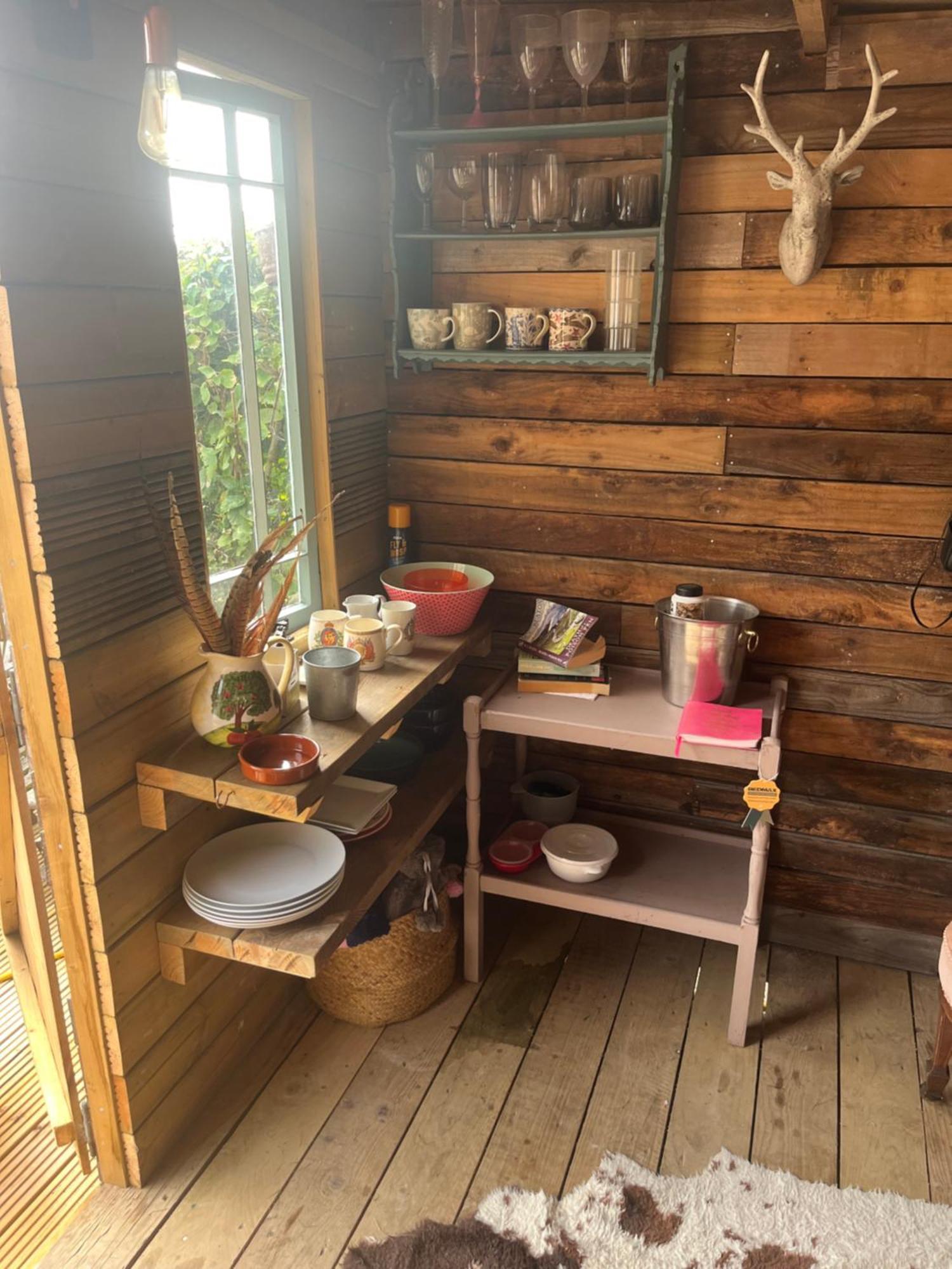 The Hen House Shepherds Hut With Hot Tub Chittoe Dış mekan fotoğraf