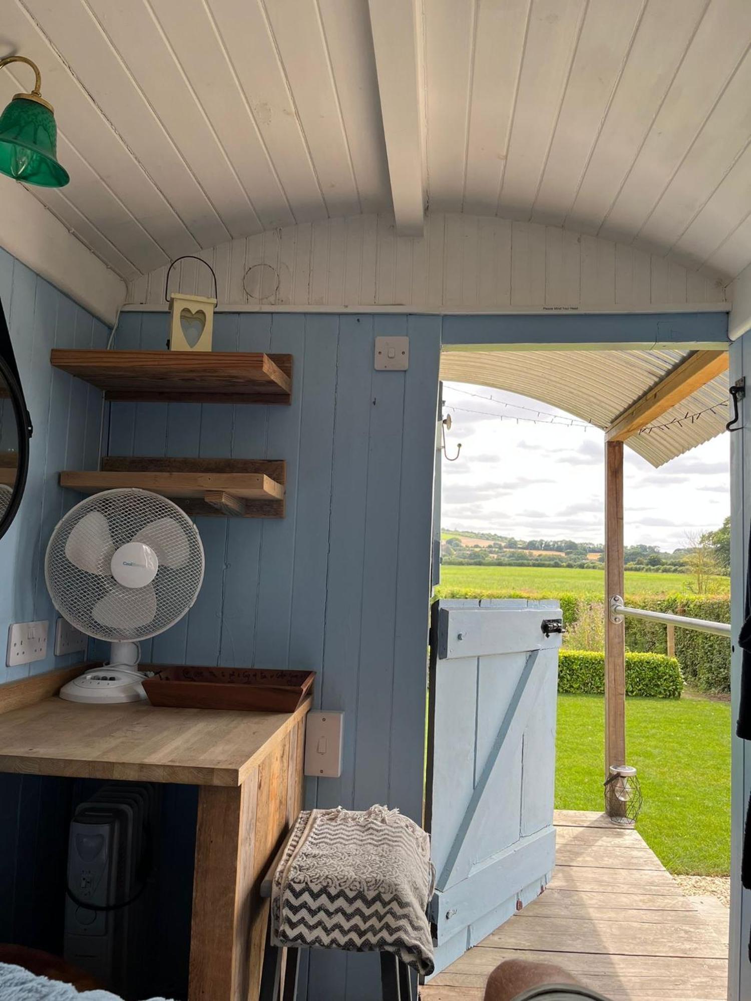 The Hen House Shepherds Hut With Hot Tub Chittoe Dış mekan fotoğraf