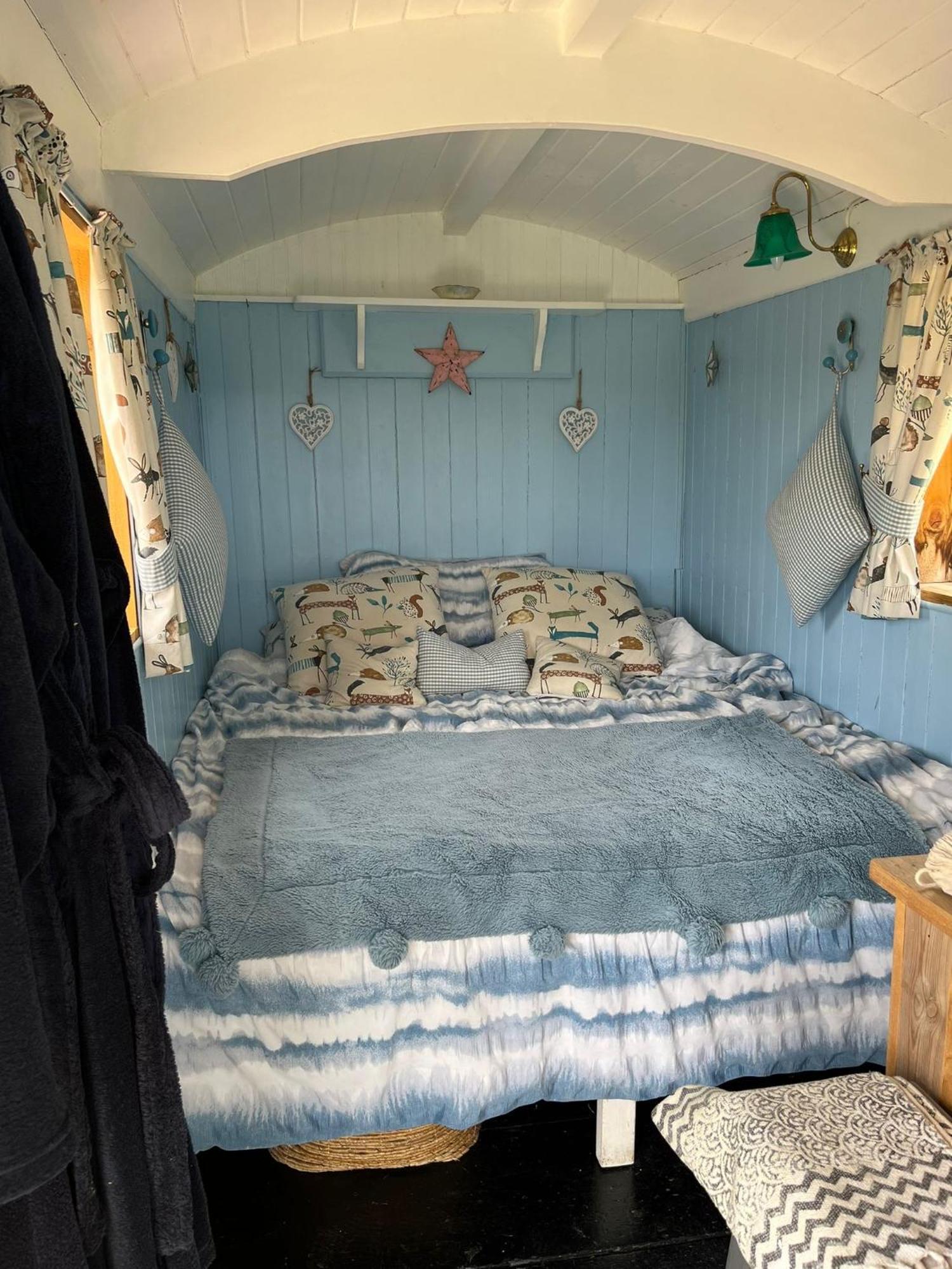 The Hen House Shepherds Hut With Hot Tub Chittoe Dış mekan fotoğraf