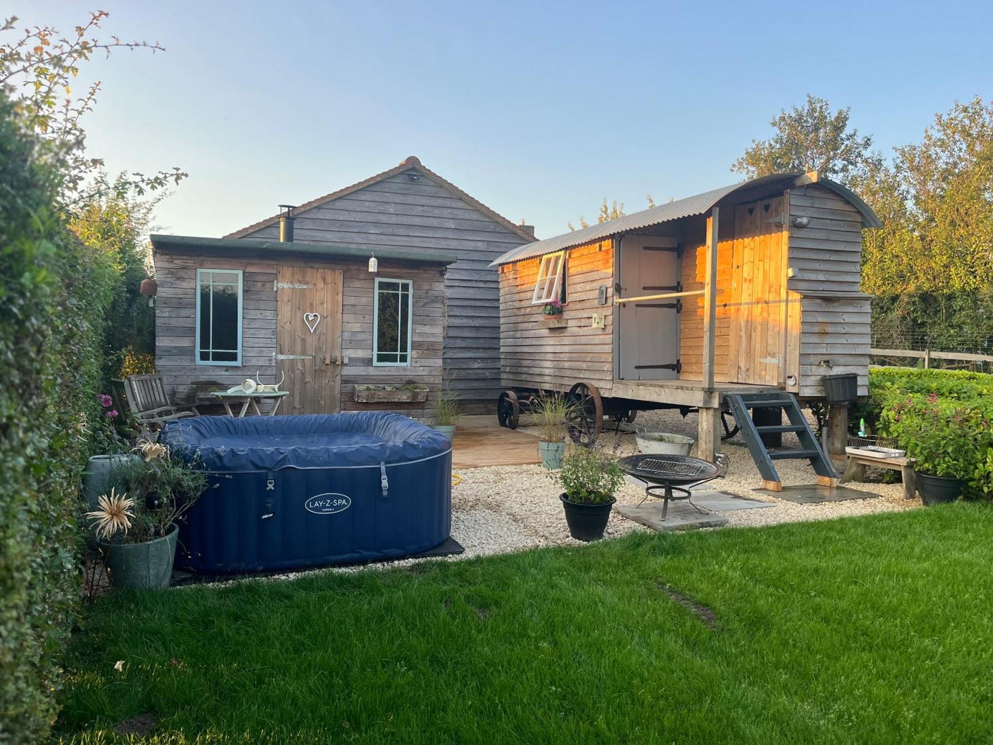 The Hen House Shepherds Hut With Hot Tub Chittoe Dış mekan fotoğraf
